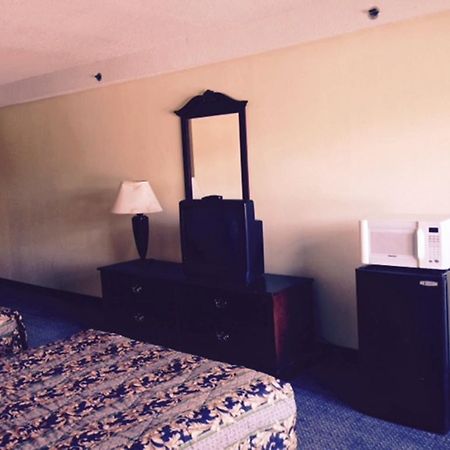 Wynnwood Plaza Hotel - Нюпорт Нюз Екстериор снимка