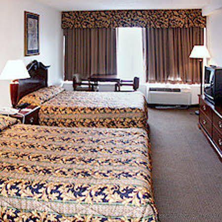 Wynnwood Plaza Hotel - Нюпорт Нюз Екстериор снимка