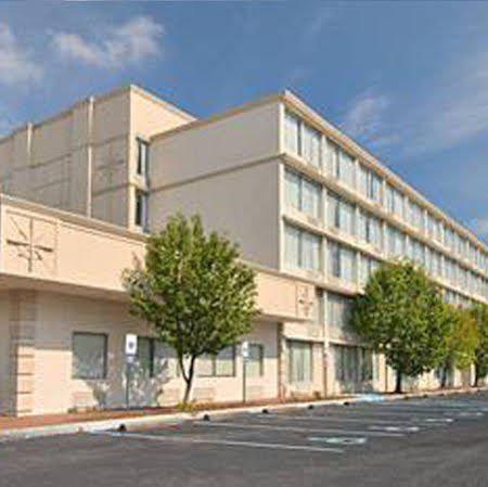 Wynnwood Plaza Hotel - Нюпорт Нюз Екстериор снимка
