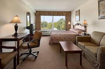 Wynnwood Plaza Hotel - Нюпорт Нюз Екстериор снимка
