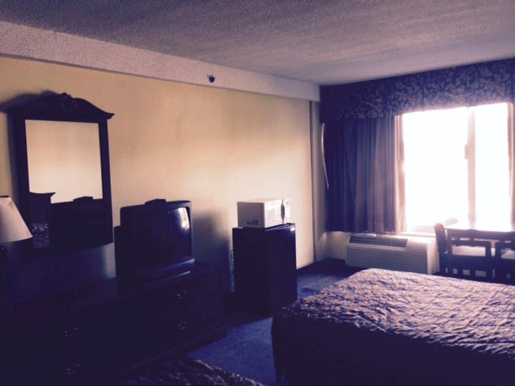 Wynnwood Plaza Hotel - Нюпорт Нюз Екстериор снимка